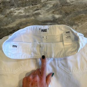 Lovely white Paige shorts! Nice pockets in the front and back!